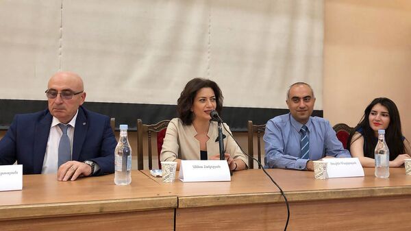 Супруга премьер-министра Анна Акопян на встрече со студентами (4 июня 2018). Еревaн - Sputnik Армения