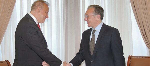 Новый посол России Сергей Копирский вручил копии верительных грамот министру иностранных дел Армении Зограбу Мнацаканяну (4 июня 2018). Еревaн - Sputnik Արմենիա