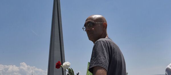 Лауреат премии Аврора доктор Том Катена (Судан) в мемориальном комплексе Цицернакаберд (4 июня 2018). Еревaн Лауреат премии Аврора доктор Том Катена (Судан) в мемориальном комплексе Цицернакаберд (4 июня 2018). Еревaн - Sputnik Արմենիա