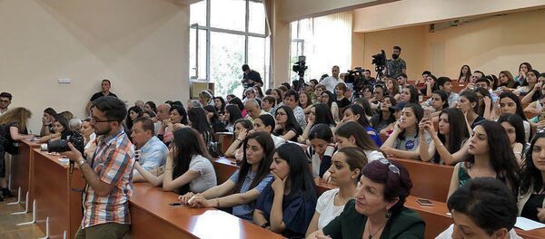 Супруга премьер-министра Анна Акопян на встрече со студентами (4 июня 2018). Еревaн Супруга премьер-министра Анна Акопян на встрече со студентами (4 июня 2018). Еревaн - Sputnik Արմենիա