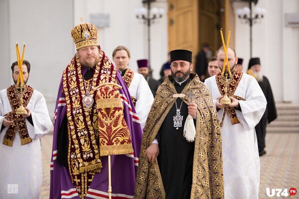 Епископ Златоустовского и Саткинского Викентий и настоятель храма святого Иоанна Предтечи ААЦ в Екатеринбурге Тер Аристакес - Sputnik Армения