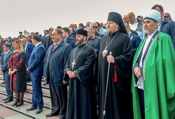 Участники праздника на храмовой площади - Sputnik Армения