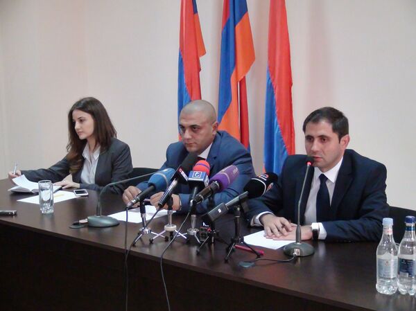 Министр территориального управления Армении Сурен Папикян представил нового губернатора Ширакской области (4 июня 2018). Гюмри Министр территориального управления Армении Сурен Папикян представил нового губернатора Ширакской области (4 июня 2018). Гюмри - Sputnik Արմենիա