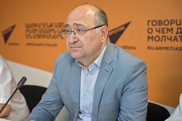 Армянские врачи борются с тихим убийцей века: гражданам массово измерят давление - Sputnik Армения