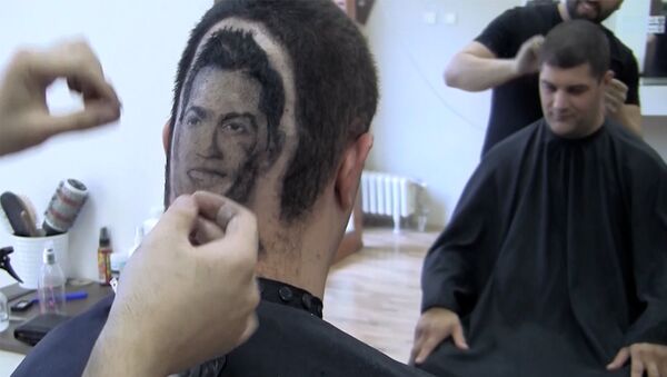 Сербский парикмахер выбрил на затылке клиента портрет Роналду - Sputnik Армения