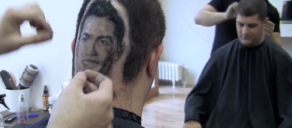 Сербский парикмахер выбрил на затылке клиента портрет Роналду - Sputnik Армения