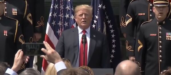 Трамп поет патриотическую песню - Sputnik Армения