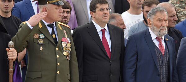 Министр обороны Карабаха Левон Мнацаканян, государственный министр Араик Арутюнян и писатель Зорий Балаян на параде Победы в Карабахе (9 мая 2018). Степанакерт - Sputnik Армения