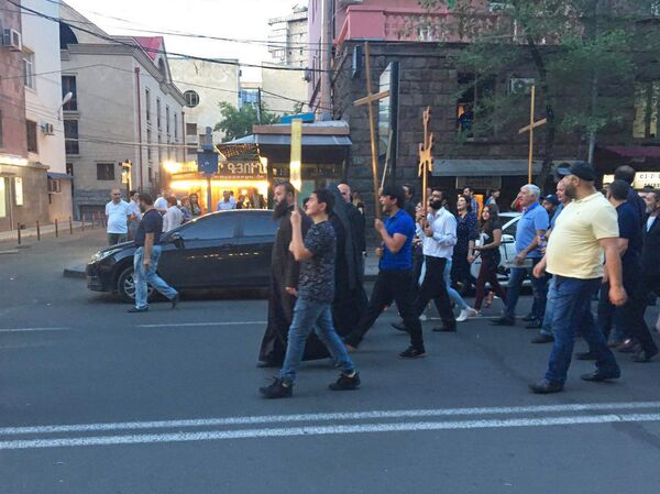 Активисты требуют отставки католикоса Гарегина II (6 июня 2018). Еревaн Активисты требуют отставки католикоса Гарегина II (6 июня 2018). Еревaн - Sputnik Արմենիա