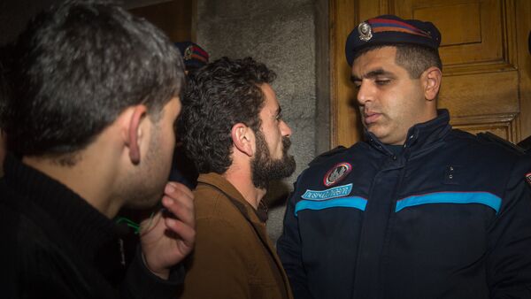 Участники акции Красная карточка влатьям Севак Манукян у здания НС Армении - Sputnik Армения