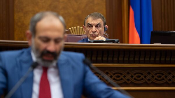 Спикер Парламента Ара Баблоян и премьер-министр Никол Пашинян. Архивное фото. - Sputnik Армения