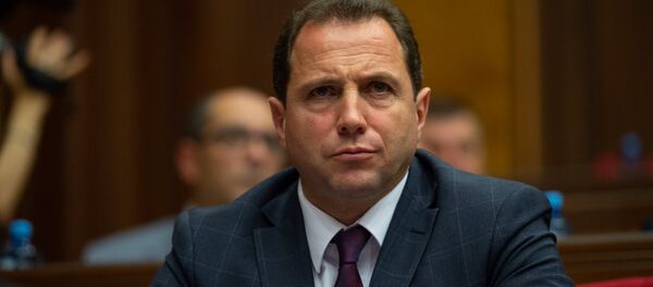 Министр обороны Армении Давид Тоноян на внеочередном заседании НС (7 июня 2018). Еревaн Министр обороны Армении Давид Тоноян на внеочередном заседании НС (7 июня 2018). Еревaн - Sputnik Արմենիա