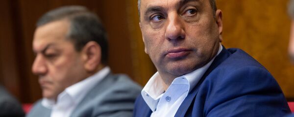 Депутат Самвел Алексанян на внеочередном заседании НС (7 июня 2018). Еревaн Депутат Самвел Алексанян на внеочередном заседании НС (7 июня 2018). Еревaн - Sputnik Армения