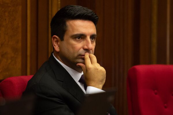 Депутат от фракции Елк Ален Симонян на внеочередном заседании НС (7 июня 2018). Еревaн - Sputnik Արմենիա