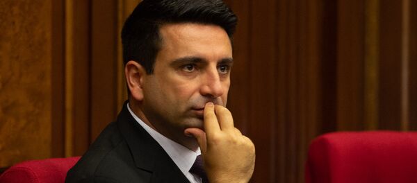 Депутат от фракции Елк Ален Симонян на внеочередном заседании НС (7 июня 2018). Еревaн Депутат от фракции Елк Ален Симонян на внеочередном заседании НС (7 июня 2018). Еревaн - Sputnik Արմենիա