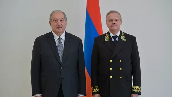 Посол России в Армении Сергей Копыркин вручил верительные грамоты президенту Армении Армену Саркисяну (7 июня 2018). Еревaн