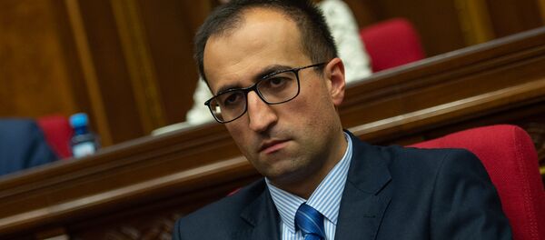Министр здравоохранения Армении Арсен Торосян на внеочередном заседании НС (7 июня 2018). Еревaн - Sputnik Армения