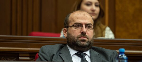 Министр охраны природы Армении Эрик Григорян на внеочередном заседании НС (7 июня 2018). Еревaн Министр охраны природы Армении Эрик Григорян на внеочередном заседании НС (7 июня 2018). Еревaн - Sputnik Արմենիա