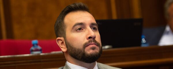 Депутат от фракции Елк Айк Конджорян на внеочередном заседании НС (7 июня 2018). Еревaн - Sputnik Армения