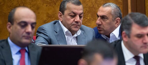 Депутаты от фракции РПА Араик Григорян и Самвел Алексанян на внеочередном заседании НС (7 июня 2018). Еревaн - Sputnik Армения