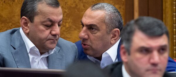 Депутаты от фракции РПА Араик Григорян и Самвел Алексанян на внеочередном заседании НС (7 июня 2018). Еревaн - Sputnik Армения