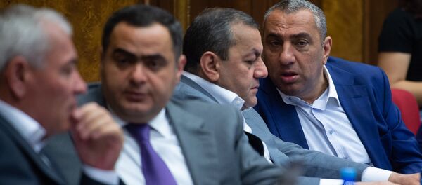 Депутаты от фракции РПА Араик Григорян и Самвел Алексанян на внеочередном заседании НС (7 июня 2018). Еревaн Депутаты от фракции РПА Араик Григорян и Самвел Алексанян на внеочередном заседании НС (7 июня 2018). Еревaн - Sputnik Армения