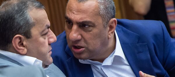Депутаты от фракции РПА Араик Григорян и Самвел Алексанян на внеочередном заседании НС (7 июня 2018). Еревaн Депутаты от фракции РПА Араик Григорян и Самвел Алексанян на внеочередном заседании НС (7 июня 2018). Еревaн - Sputnik Արմենիա