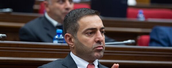 Депутат от фракции РПА Артур Геворгян на внеочередном заседании НС (7 июня 2018). Еревaн - Sputnik Армения