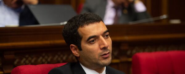 Депутат от фракции Елк Грачья Акопян на внеочередном заседании НС (7 июня 2018). Еревaн - Sputnik Արմենիա