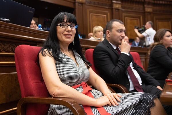 Депутат от фракции Царукян Наира Зограбян на внеочередном заседании НС (7 июня 2018). Еревaн Депутат от фракции Царукян Наира Зограбян на внеочередном заседании НС (7 июня 2018). Еревaн - Sputnik Армения