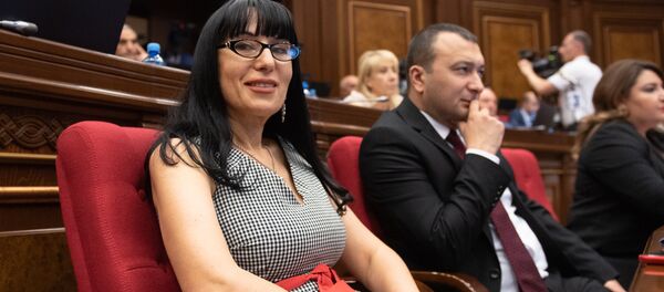 Депутат от фракции Царукян Наира Зограбян на внеочередном заседании НС (7 июня 2018). Еревaн - Sputnik Արմենիա