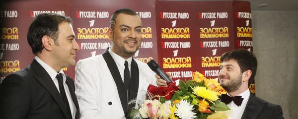Филипп Киркоров (в центре) и телеведущие Михаил Галустян (справа) Филипп Киркоров (в центре) и телеведущие Михаил Галустян (справа) - Sputnik Армения