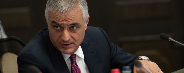 Вице-премьер Армении Мгер Григорян на заседании правительства (8 июня 2018). Еревaн Вице-премьер Армении Мгер Григорян на заседании правительства (8 июня 2018). Еревaн - Sputnik Армения