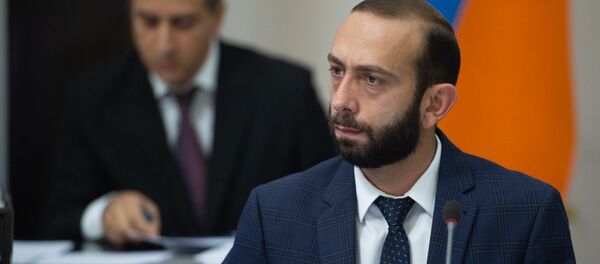 Первый вице-премьер Армении Арарат Мирзоян на заседании правительства (8 июня 2018). Еревaн Первый вице-премьер Армении Арарат Мирзоян на заседании правительства (8 июня 2018). Еревaн - Sputnik Արմենիա