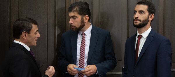 Глава гос.контрольной службы Давид Санасарян, начальник полиции Валерий Осипян и заместитель министра иностранных дел Рубен Рубинян на заседании правительства Армении (8 июня 2018). Еревaн Глава гос.контрольной службы Давид Санасарян, начальник полиции Валерий Осипян и заместитель министра иностранных дел Рубен Рубинян на заседании правительства Армении (8 июня 2018). Еревaн - Sputnik Արմենիա