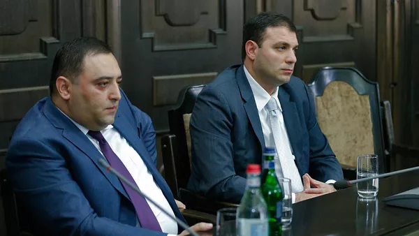 Губенаторы Сюникской и Армавирской областей Карен Амбарцумян и Гагик Мириджанян на заседании правительства (8 июня 2018). Еревaн - Sputnik Армения