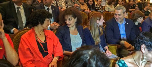 Супруга премьера Анна Акопян и министр культуры Лилит Макунц на спектакле Свадьба в тылу (8 июня 2018). Гюмри - Sputnik Армения