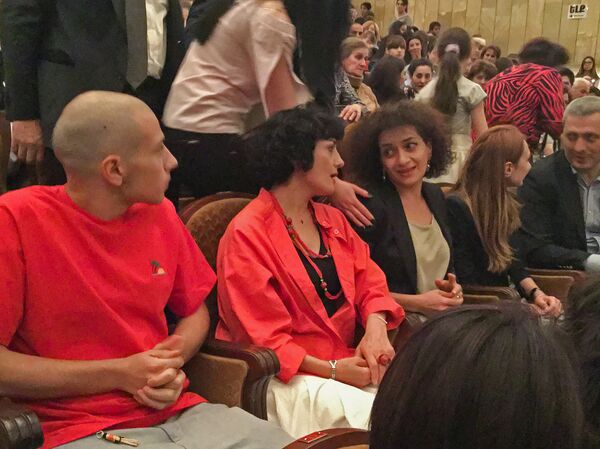 Супруга премьера Анна Акопян и министр культуры Лилит Макунц на спектакле Свадьба в тылу (8 июня 2018). Гюмри Супруга премьера Анна Акопян и министр культуры Лилит Макунц на спектакле Свадьба в тылу (8 июня 2018). Гюмри - Sputnik Արմենիա