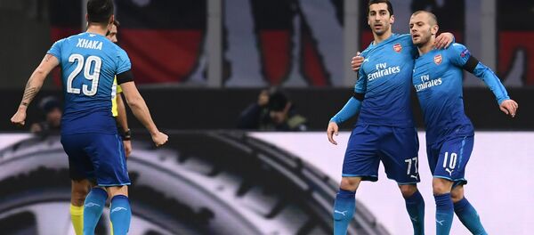 Полузащитник ФК Арсенал Генрих Мхитарян празднует гол во время Лиги Европы УЕФА-раунд 16 в первом матче футбольного матча Милан - Арсенал (8 марта 2018). Милан - Sputnik Армения