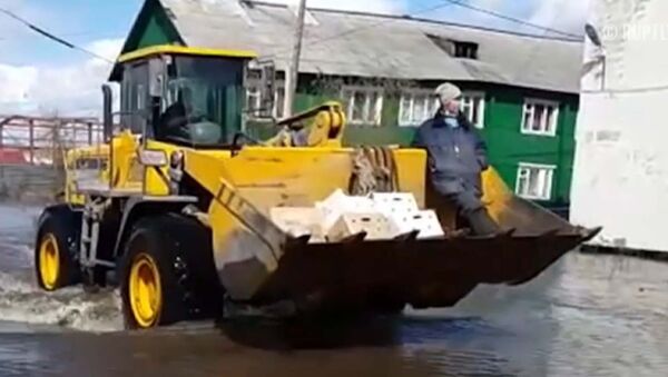 В Якутии из-за паводка появился трактор-такси - Sputnik Армения
