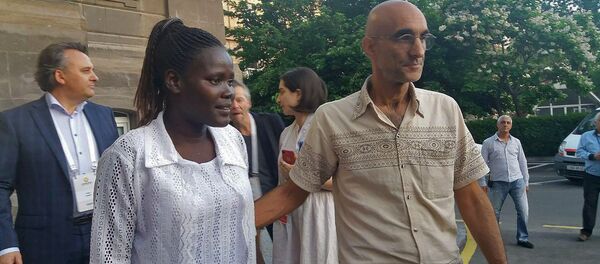 Лауреат премии Аврора 2017, врач-миссионер Том Катена и его супруга Насима, а также министр здравоохранения Армении Арсен Торосян посетили Реабилитационный центр защитника Отечества (9 июня 2018). Еревaн - Sputnik Армения