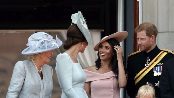Слева - Камилла Герцогиня Корнуоллская, Кейт-герцогиня Кембриджская, Меган-герцогиня Сассекс и принц Гарри на балконе Букингемского дворца в центре Лондона, после церемонии «Trooping the Colour». (9 июня 2018) Лондон - Sputnik Արմենիա