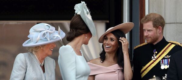 Слева - Камилла Герцогиня Корнуоллская, Кейт-герцогиня Кембриджская, Меган-герцогиня Сассекс и принц Гарри на балконе Букингемского дворца в центре Лондона, после церемонии «Trooping the Colour». (9 июня 2018) Лондон - Sputnik Армения