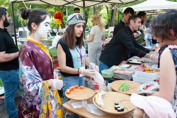 Фестиваль еды Yerevan Food Fest прошел на площади Республики (10 июня 2018). Ереван Фестиваль еды Yerevan Food Fest прошел на площади Республики (10 июня 2018). Ереван - Sputnik Армения