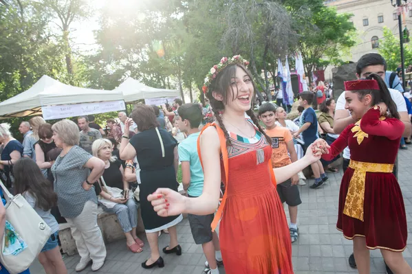 Фестиваль еды Yerevan Food Fest прошел на площади Республики (10 июня 2018). Ереван Фестиваль еды Yerevan Food Fest прошел на площади Республики (10 июня 2018). Ереван - Sputnik Армения
