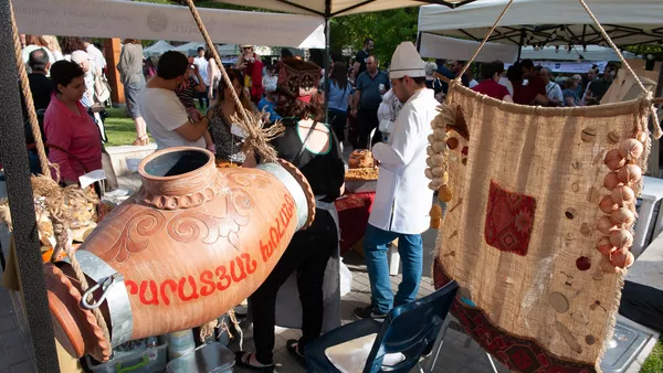 Фестиваль еды Yerevan Food Fest прошел на площади Республики (10 июня 2018). Еревaн