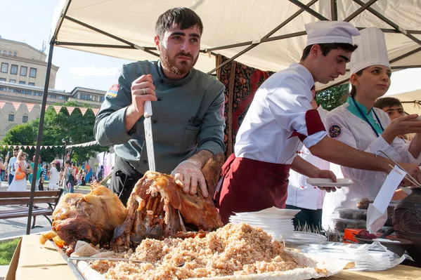 Фестиваль еды Yerevan Food Fest прошел на площади Республики (10 июня 2018). Ереван Фестиваль еды Yerevan Food Fest прошел на площади Республики (10 июня 2018). Ереван - Sputnik Армения