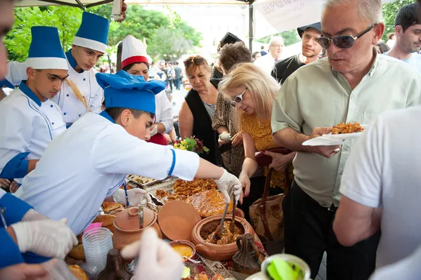 Фестиваль еды Yerevan Food Fest прошел на площади Республики (10 июня 2018). Ереван Фестиваль еды Yerevan Food Fest прошел на площади Республики (10 июня 2018). Ереван - Sputnik Армения