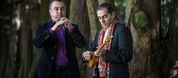 Музыканты Вардан Ованнисян (дудук) и Эмре Гюльтекин (саз) - Sputnik Армения