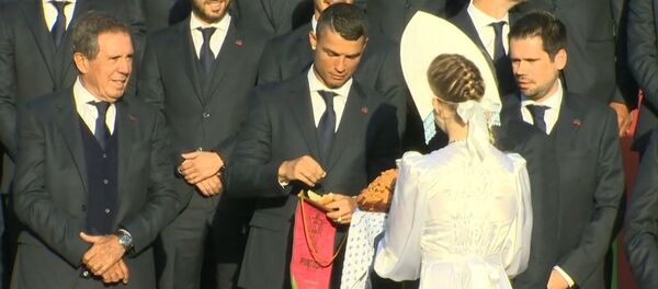 Криштиану Роналду попробовал каравай под Подмосковные вечера - Sputnik Армения